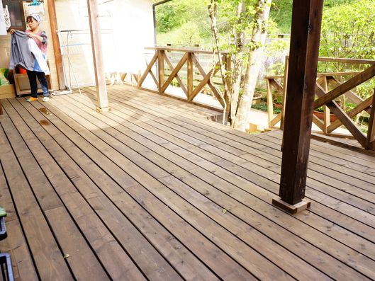 光さすウッドデッキ