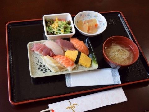 お寿司とそばに、サラダ、お新香を添えた和風のメニューである。手作りで、おいしく健康にも配慮した食事を用意している。