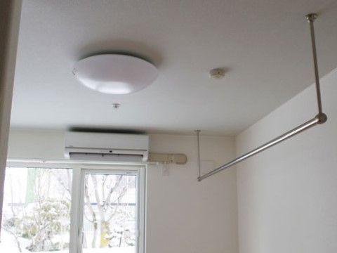 照明やエアコン、火災報知器が完備された居室である。洗濯物干しとして利用できるポールが天井に取り付けられている。