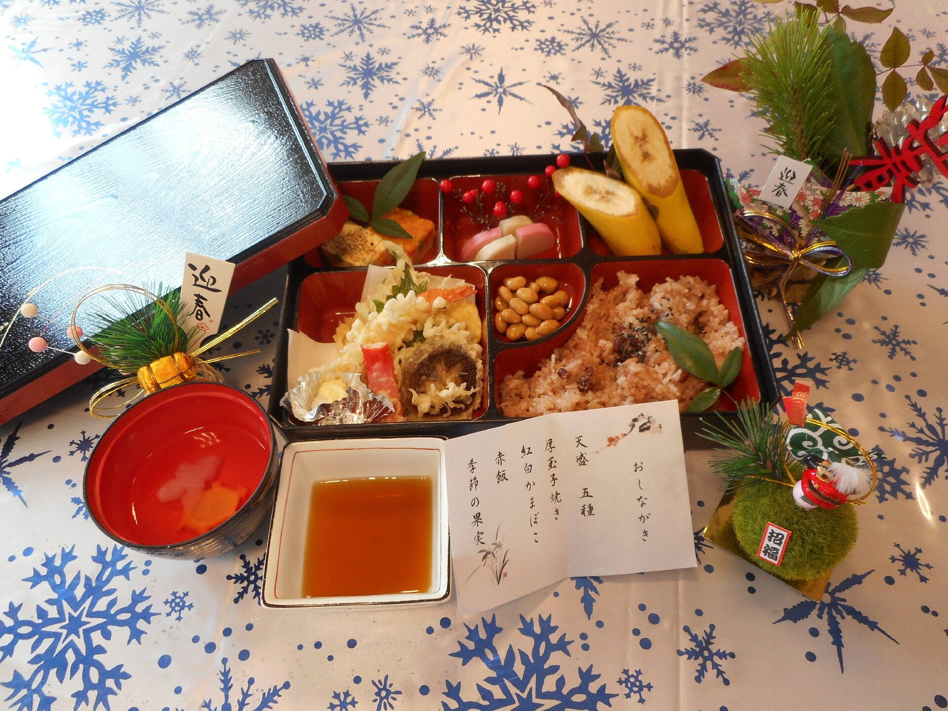 食事は、１人ずつトレーに乗せて提供している。品数が多く、彩りもきれいである。栄養バランスが考えられており、ボリュームも十分である。