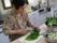食事はスタッフと入居者様が一緒に調理を行って準備をしている。指先を使うことができるので良い刺激になる。