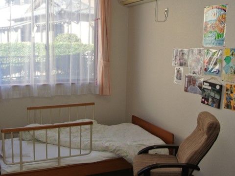 居室は個室になっており、ゆったりとくつろぐことができる。壁には自由に写真を飾ることができるので華やかである。