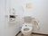 白を基調とした清潔感あふれるトイレである。手すりが多方向に取りつけられており、壁にはシャワーが設置されている。