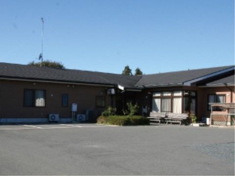 ログハウス調の平屋建ての施設である。敷地内には駐車場がある。外にはベンチを置いているので、いつでも日光浴を楽しむことがある。
