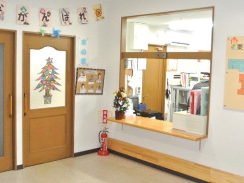 スタッフルーム入口は季節感のあるデコレーションがされている。常に数名のスタッフが待機し、いつでも入居者様のお手伝いができるように備えている。