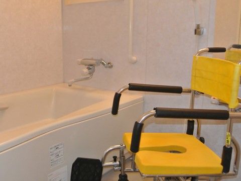 浴室には、シャワー、介護用シャワーチェア、浴槽がある。お手伝いが必要な入居者様には、スタッフがサポートをする。