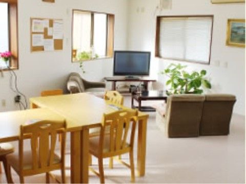 家庭的な雰囲気のあるリビングである。テレビの前にはソファーセットがあり、中央にはダイニングテーブルが置かれている。