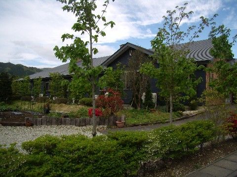 「ナーシング・ケアホ－ム 風凛館」の外観。緑豊かな環境に位置している。