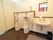 入居者やスタッフの共有トイレには、男子用のトイレが2つと洗面台が1つ設けられている。壁は白色で清潔感がある。