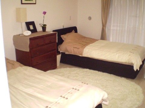 「ココファンメゾン鎌倉山」の二人部屋。各居室には、ベランダの設備を設けている。