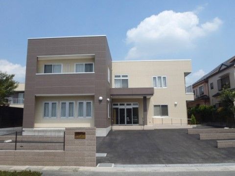 施設前の歩道から玄関に向かって緩いスロープになっている建物