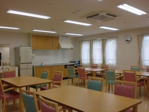 リビングに向かって左側には洗面台が設置されており、入居者様は食事の際などで気軽に手を洗うことが可能である。