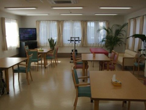 各テーブルの上には箱入りのティッシュペーパーが設置されており、入居者様が食事中に気軽に使用することができる。