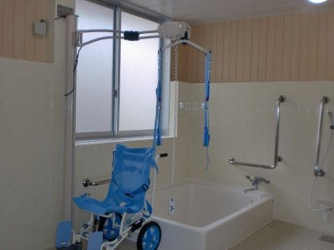 浴室の壁には水栓が設置されており、湯量が減った場合にはいつでも適温のお湯を直接足し湯することが可能である。