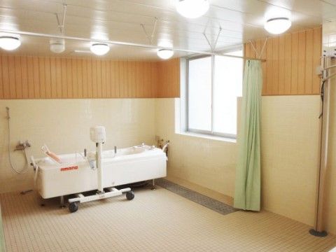 広い空間が確保された浴室である。床は小判のタイルで滑りにくくなっており、安全かつスムーズな移動が可能である。