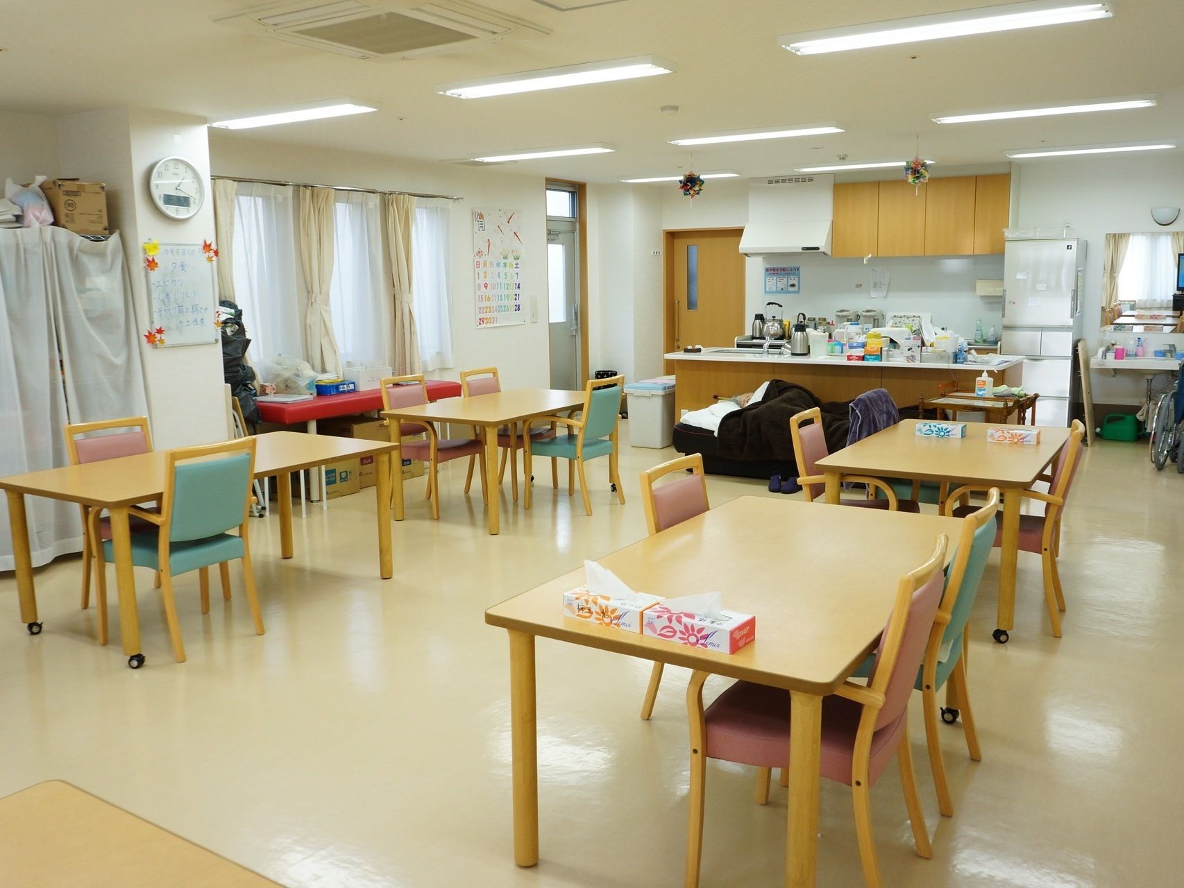 ２，３人ごとに一つのテーブルがあり、一度に大勢の人数で食事をすることができるスペースである。奥にはキッチンがある。