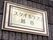 建物の壁面には、施設の名前が書かれた金属製の大きなパネルが取り付けられている。とても綺麗で印象的である。