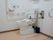 清潔なトイレには、温水洗浄便座を備えた便器が設置されている。壁には緊急呼び出しのボタンがある。便座の周囲には手すりがある。