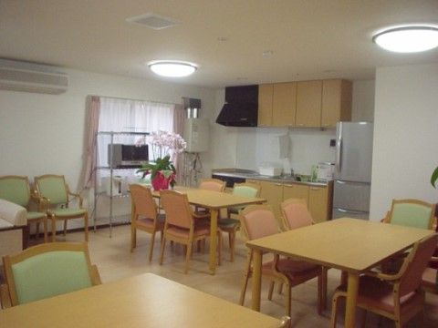 入居者様がそろって食事できるリビングルームがある。台所や冷蔵庫が備え付けてあり、入居者様同士の交流を図ることができる。