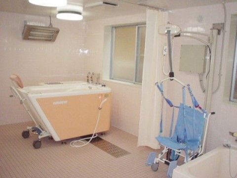 介護が必要な方も安心して入浴できる介護用の浴槽もある。座って入浴でき、スタッフの介助のもと、安心して入浴できる。