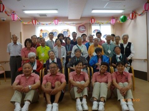 提灯が飾られている広間に集まっているスタッフと入居者様