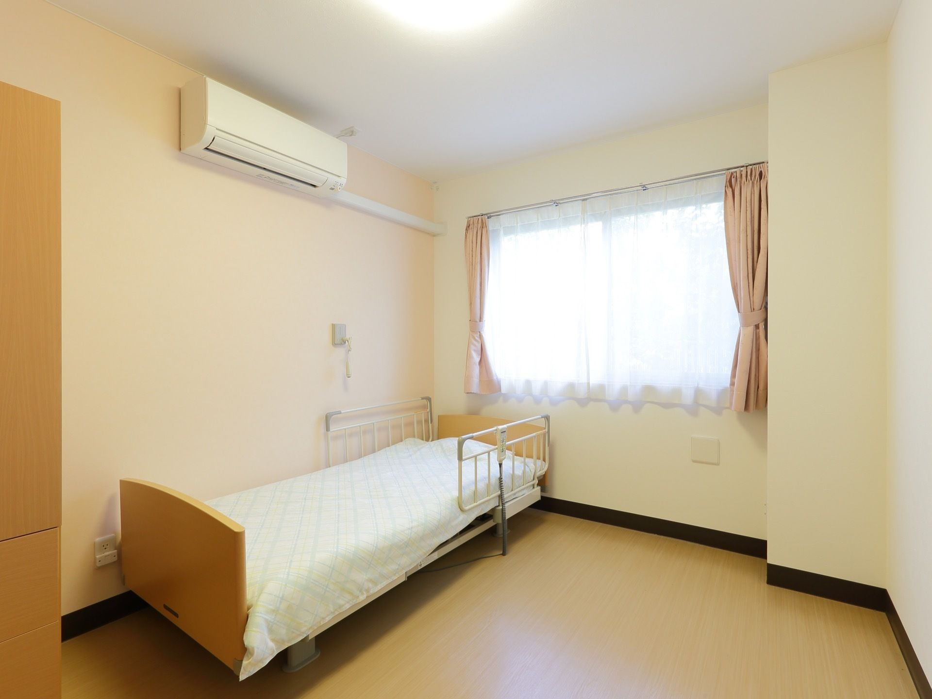 お部屋には電動ベッドがあり、ナースコールが設置されている。段差のない床なので転倒しにくくなっている。