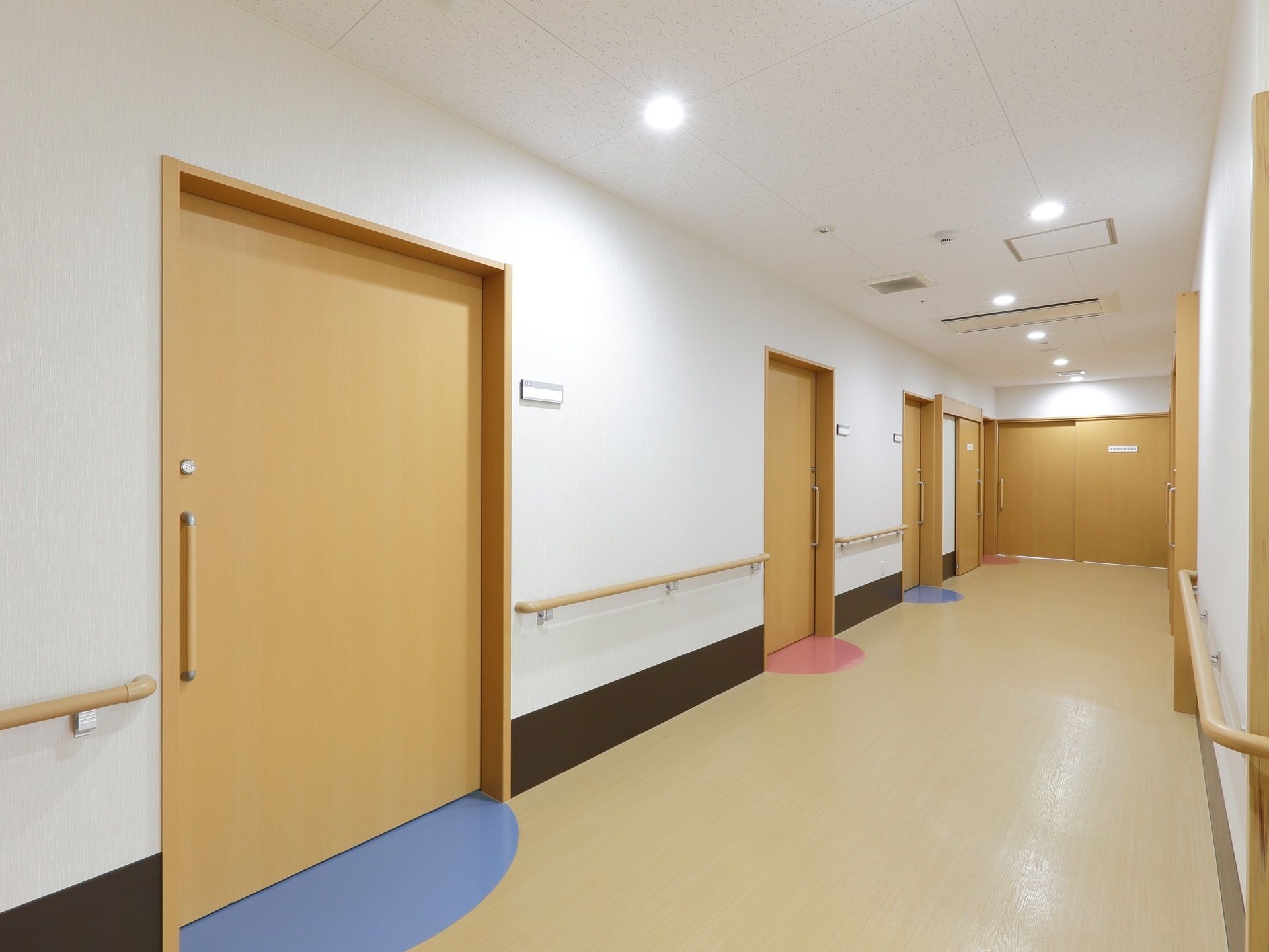 とても広い通路である。車椅子の人も安全に移動しやすい。壁に手すりがあり、歩行を助けてくれる作りである。