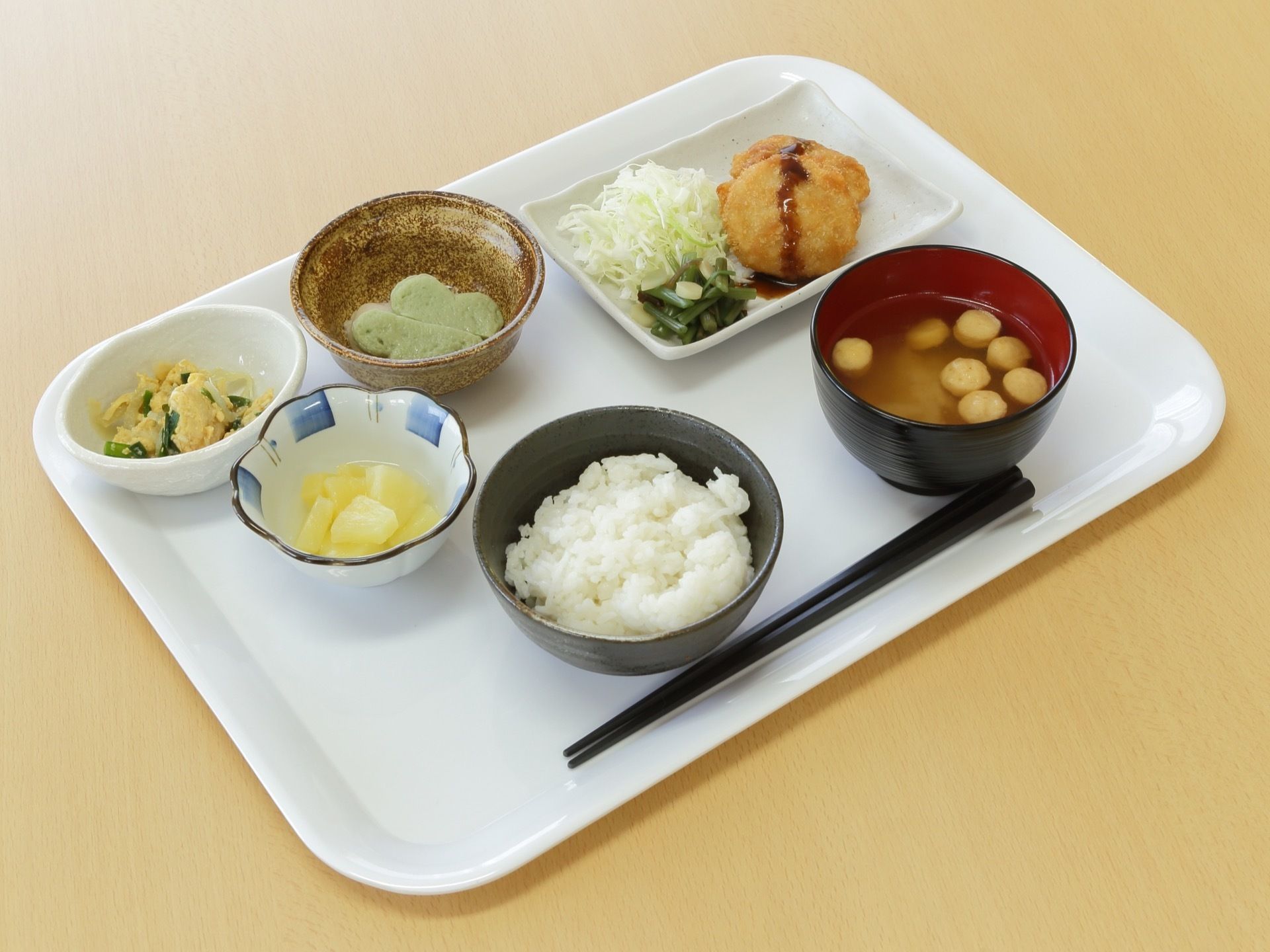バランスのよい食事となっている。デザートがついている。柔らかめのご飯なので飲み込みやすくなっている。