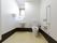 とても清潔感のあるトイレとなっている。壁の下側にナースコールが付けられている。洗面所が設置されている。