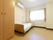 広々としたお部屋である。電動ベッドが置かれており、安全に起き上がることができる。ナースコールがある。