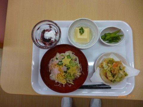 趣向を凝らした献立で、入居者様が楽しく食事ができるように工夫をしている。季節のイベントの日には、飾り付けなどで華やかな盛り付けにしている。
