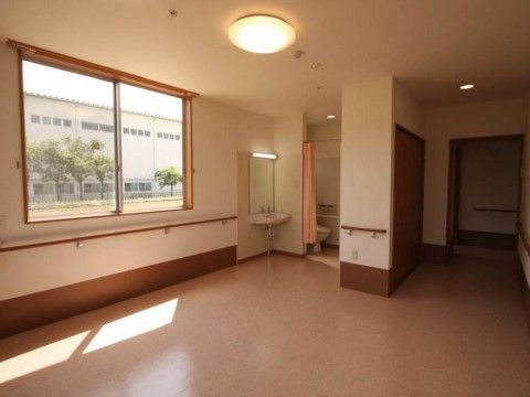 廊下に続く入口扉が開けられ、その前に収納やトイレがある居室