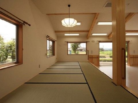 共有スペースに作られた、和風の照明が下がった畳敷きの小上がり