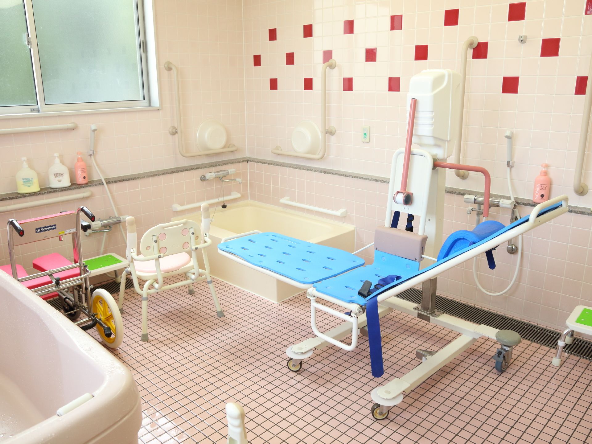 浴室の様子。入浴用のベッド、シャワーチェアなどが用意され、利用者の状態に合わせて入浴や清拭をすることが可能である。