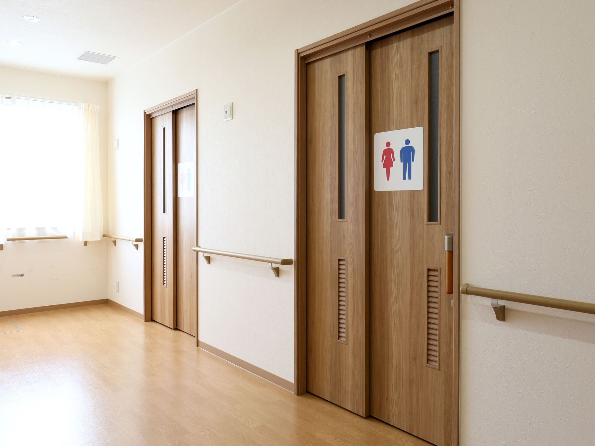 館内のトイレ周辺の写真。トイレの大きなピクトグラムが貼られており、ひと目でトイレとわかるようになっている。