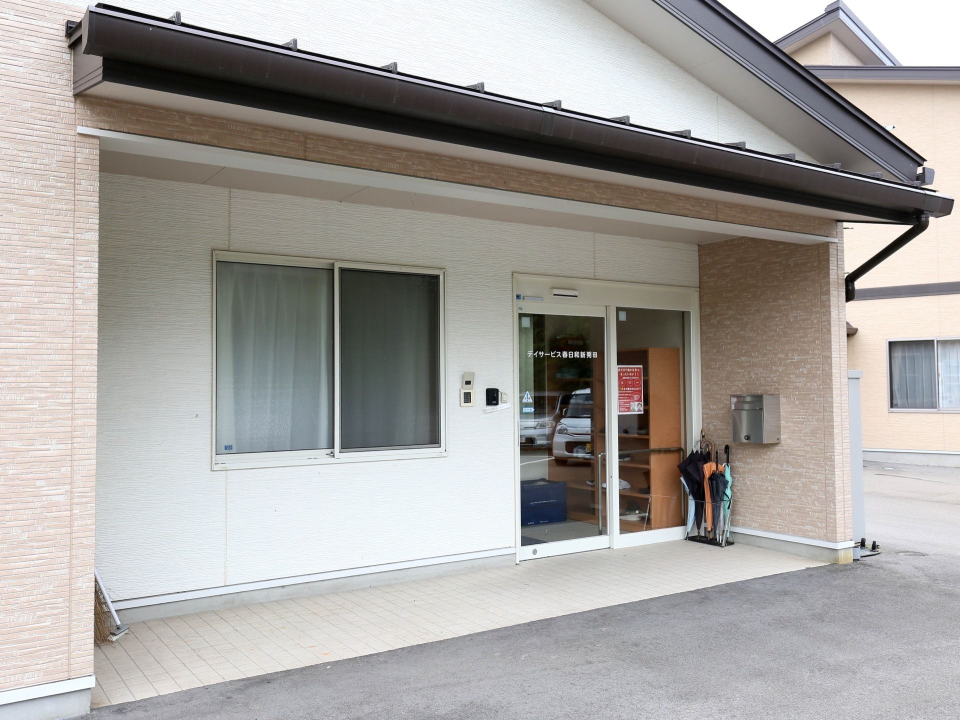 住宅型老人ホームである施設にはデイサービスも併設されている。こちらの建物のほうが道路に近いレイアウトになっている。