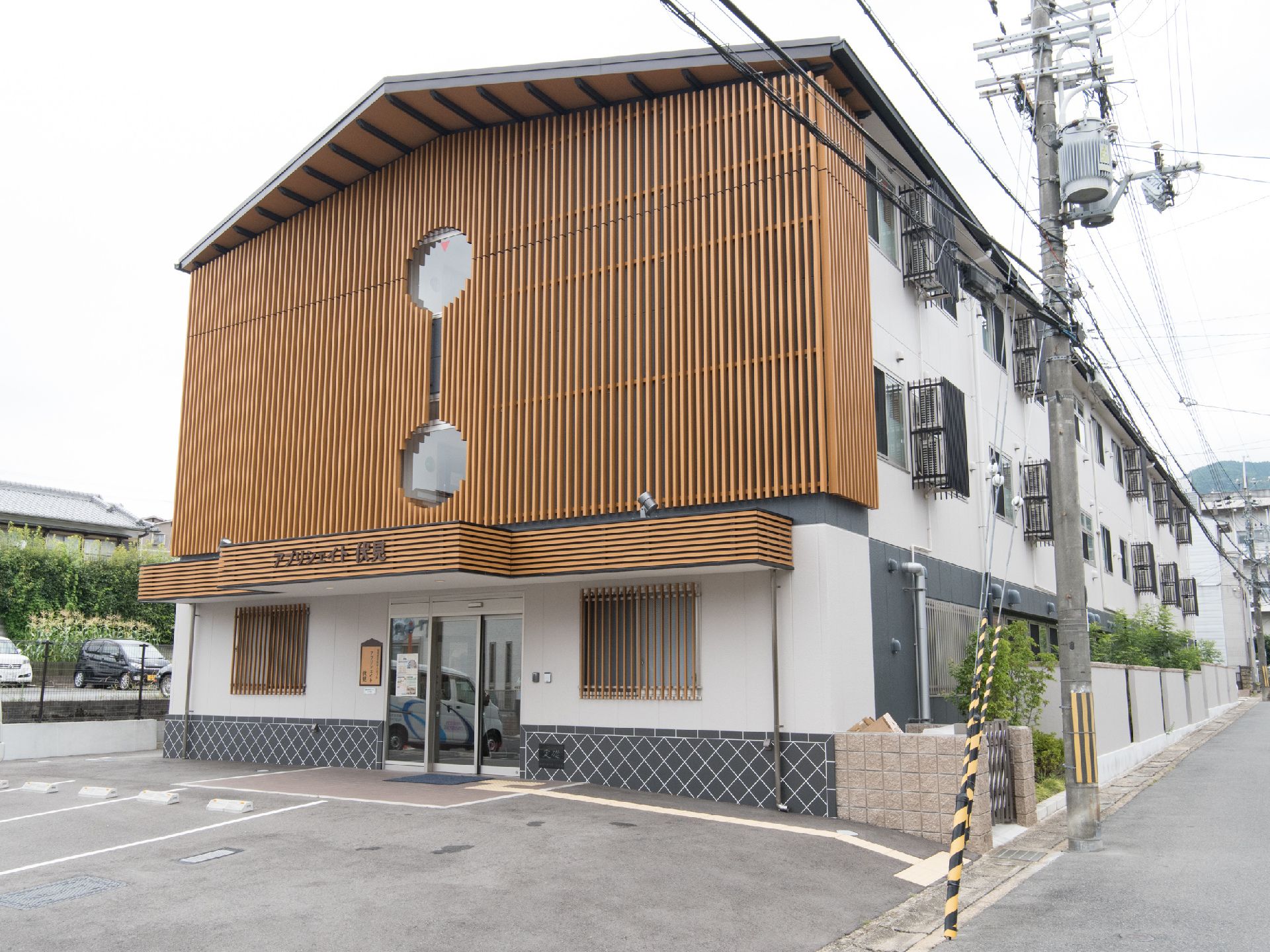 施設外観の様子。レトロな蔵屋敷のような建物。丸くてつながった2つの窓ガラスが特徴的。入口の前には駐車スペースもある。
