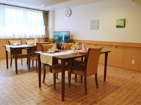 テーブルの上にナプキンが折られてセッティングされている広間