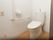 トイレは洋式。便座に腰かけた状態だと、右側にペーパーホルダーと手すりが付いている。緊急呼び出し用のブザーも付いている。