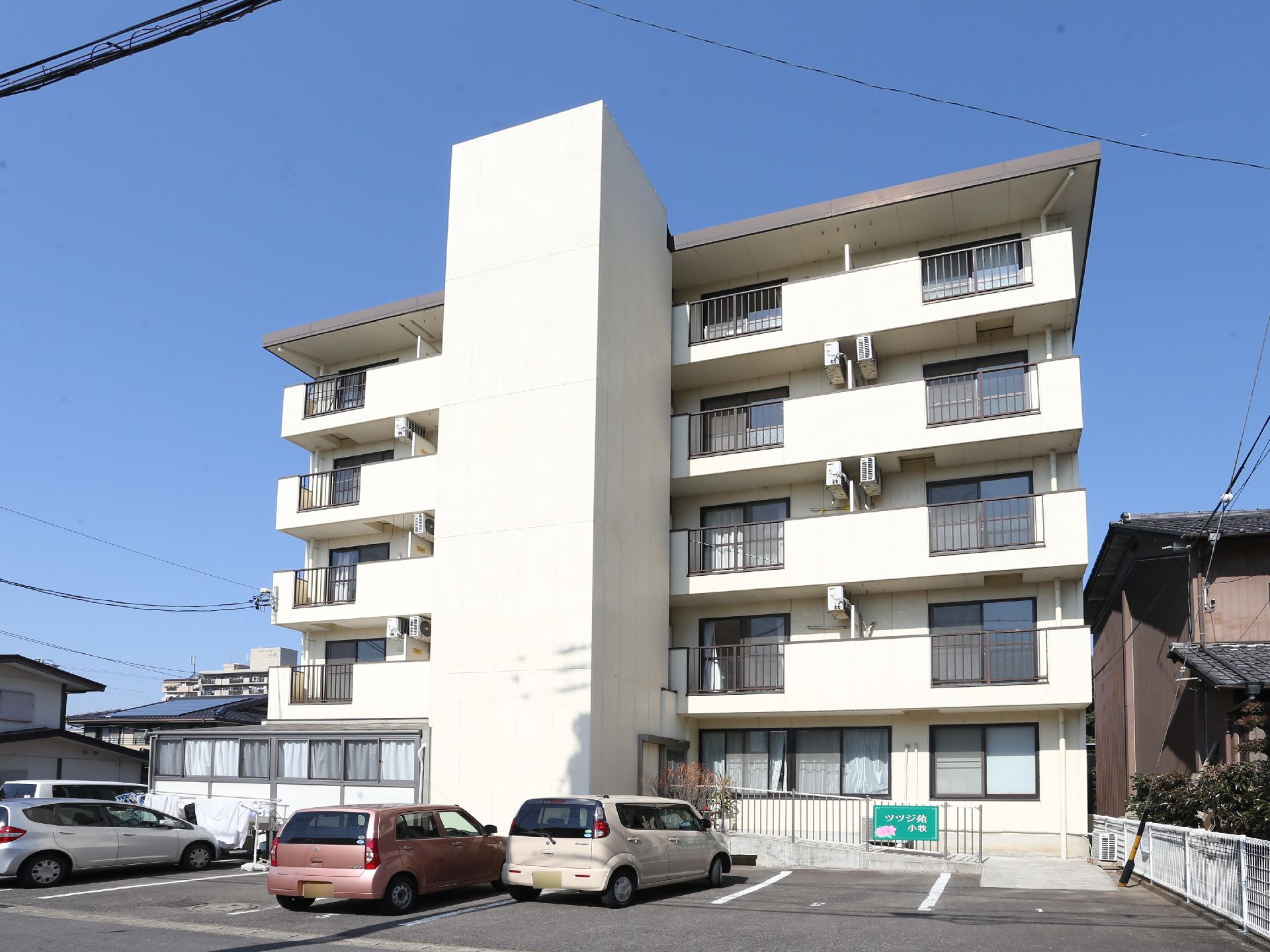 5階建ての有料老人ホームの外観