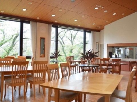 丸い照明が天井にたくさん取り付けられている、広い共有部