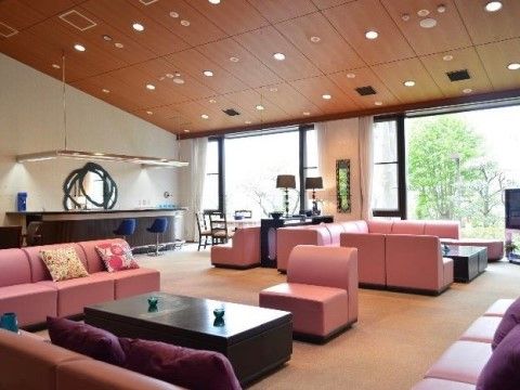 1人掛けソファや多人数用のソファがいくつも配置されている。入居者様は、来訪者様やご家族の方々とのご面会時に使用されている。
