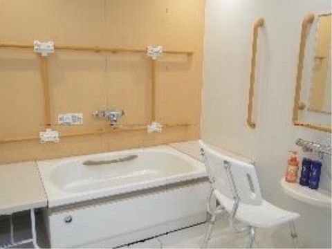 １人で入浴ができる入居者様は、他の方を気にすることなくゆっくりと浸かることができる浴室でのリラックスタイムをお楽しみいただける。