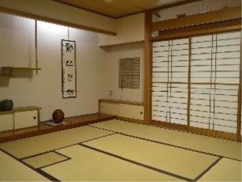 ご家族との団らんの時間を楽しめる個室を用意している。和室タイプの部屋は８帖あるのでゆったりとおくつろぎいただける。