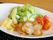 地元の食材や味にこだわったメニューを提供している。肉や野菜を彩りよく盛り合わせたプレート。トマトやキュウリの鮮やかな色が食欲をそそる。