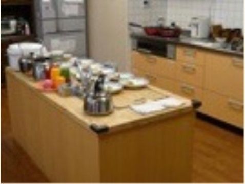 自宅仕様のキッチンが併設されている。IHヒーターを採用しており、火を使わずに料理ができる。ポットや冷蔵庫など家電も充実している。