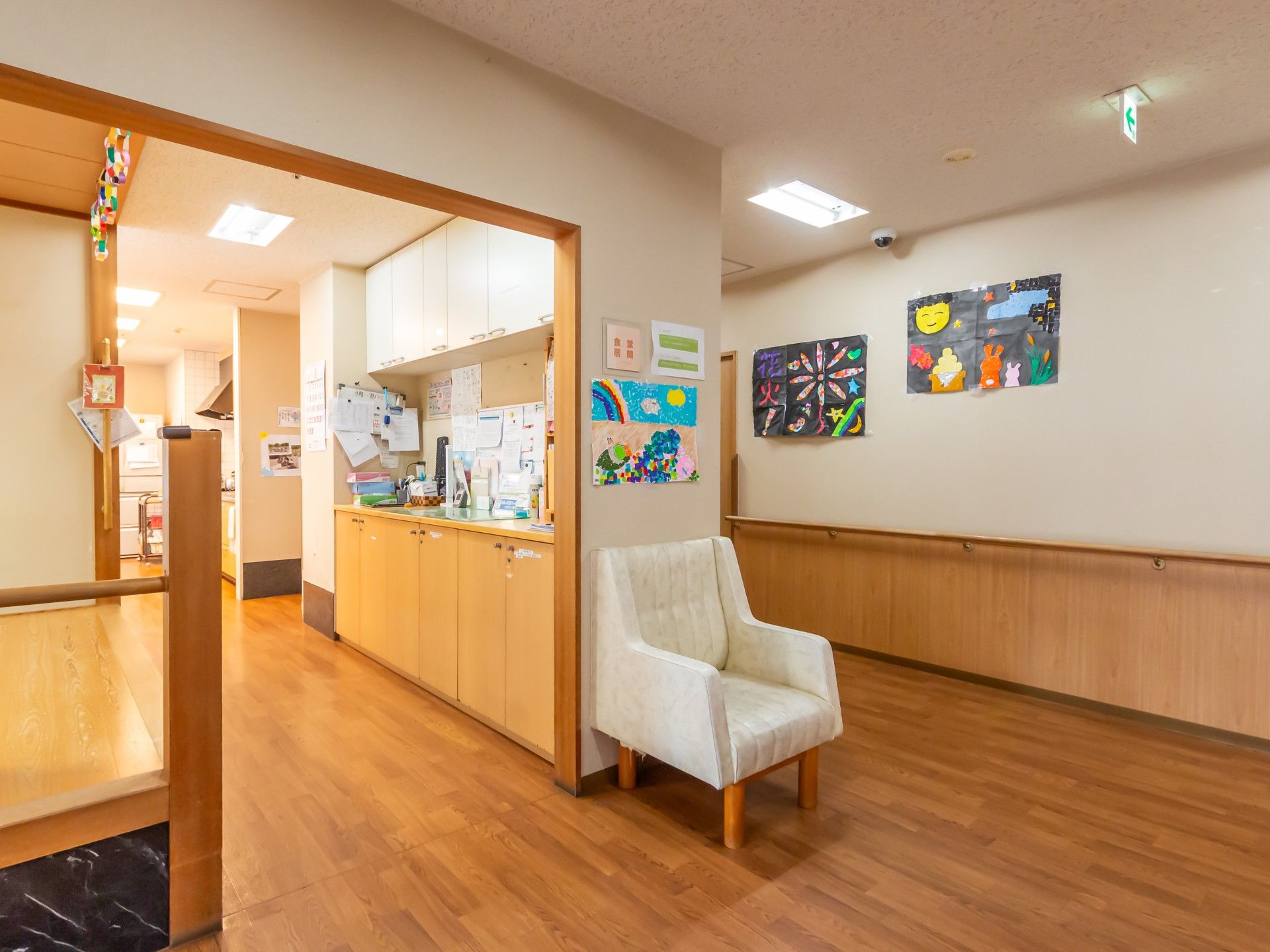 明るい廊下と椅子