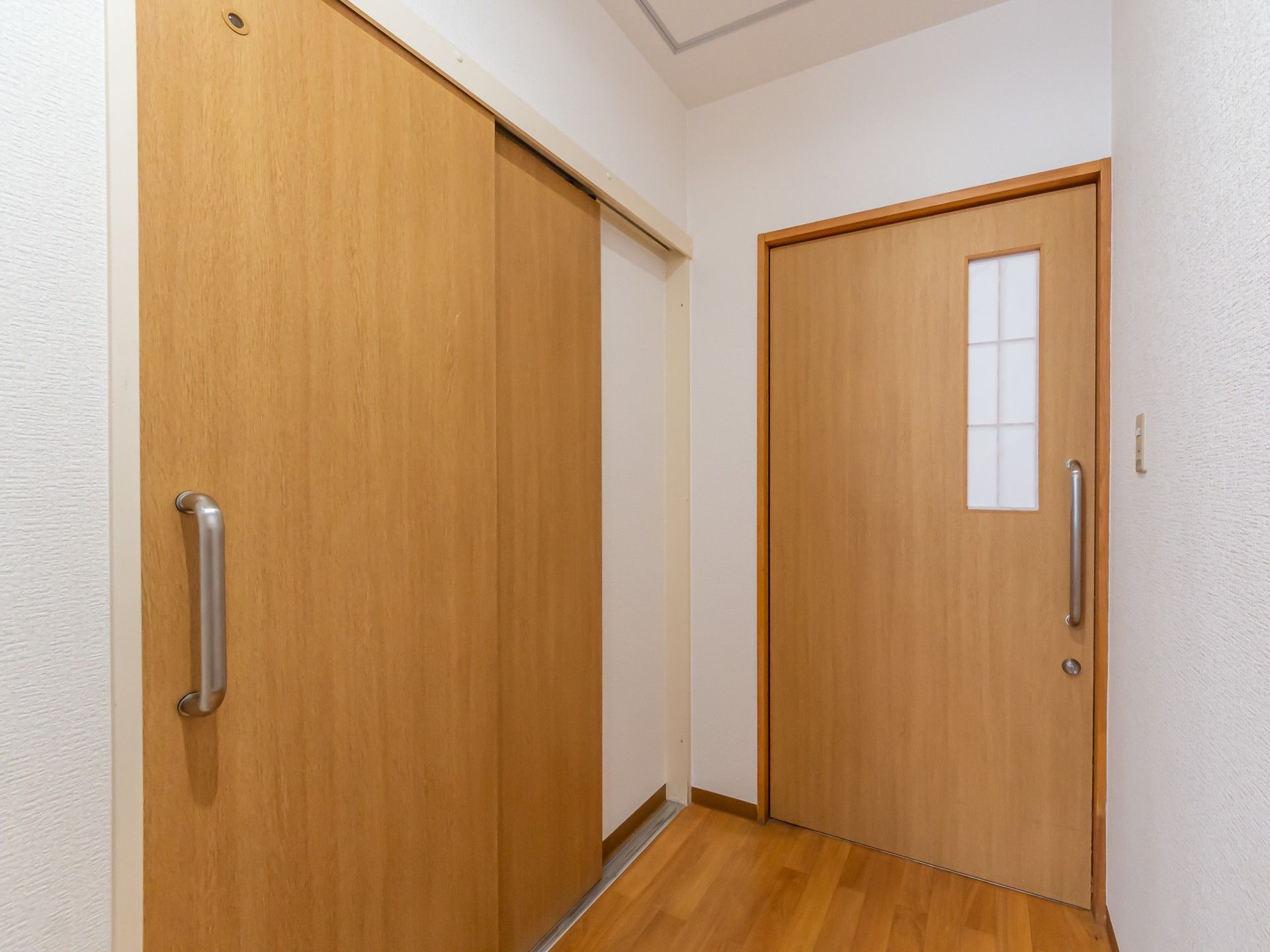 木製の引き戸とドア