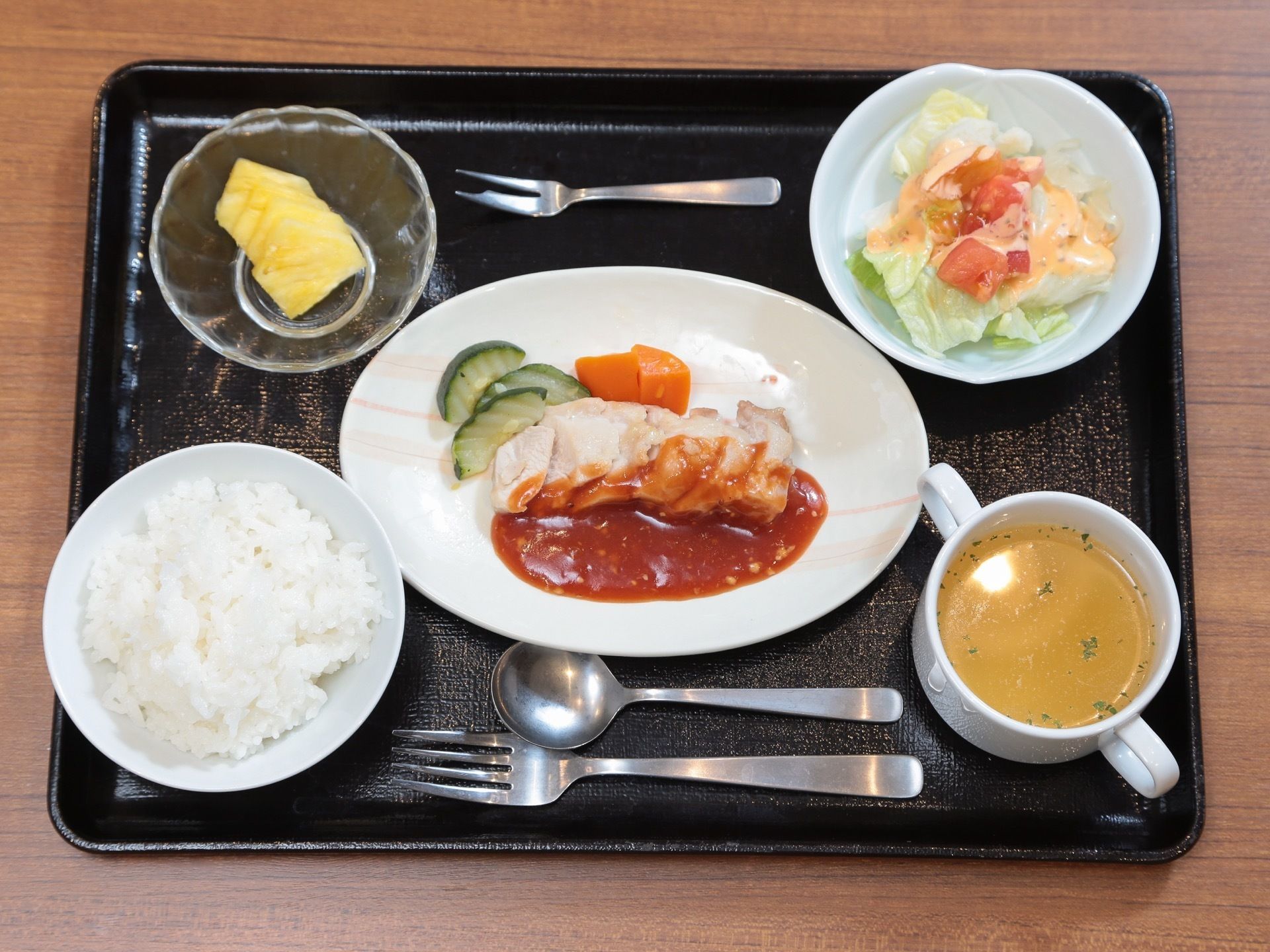 ご飯、スープ、主菜、サラダ、デザートがのったトレイ