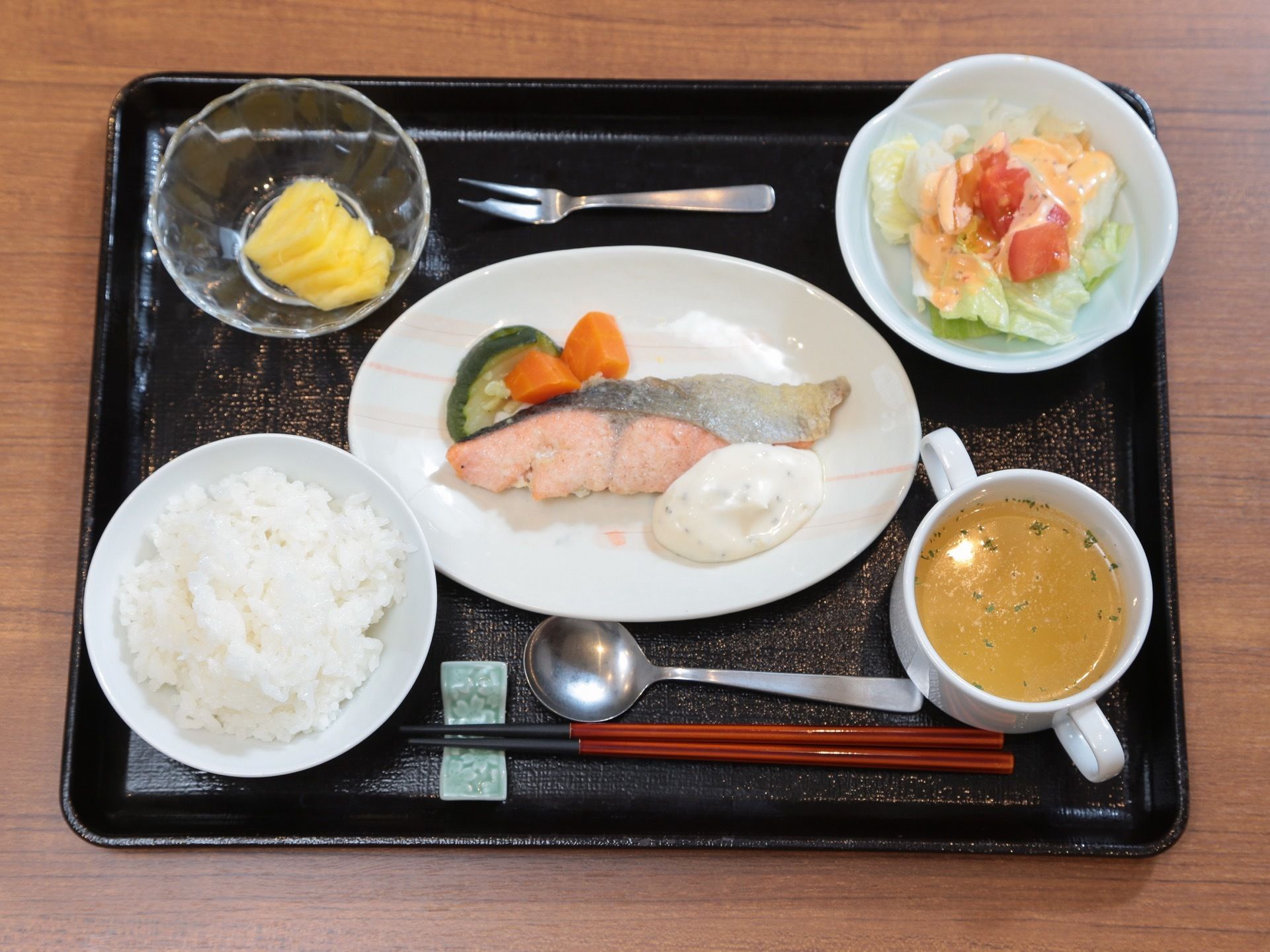 スープやサラダ、デザートがついていて、主菜が魚になっているタイプの食事